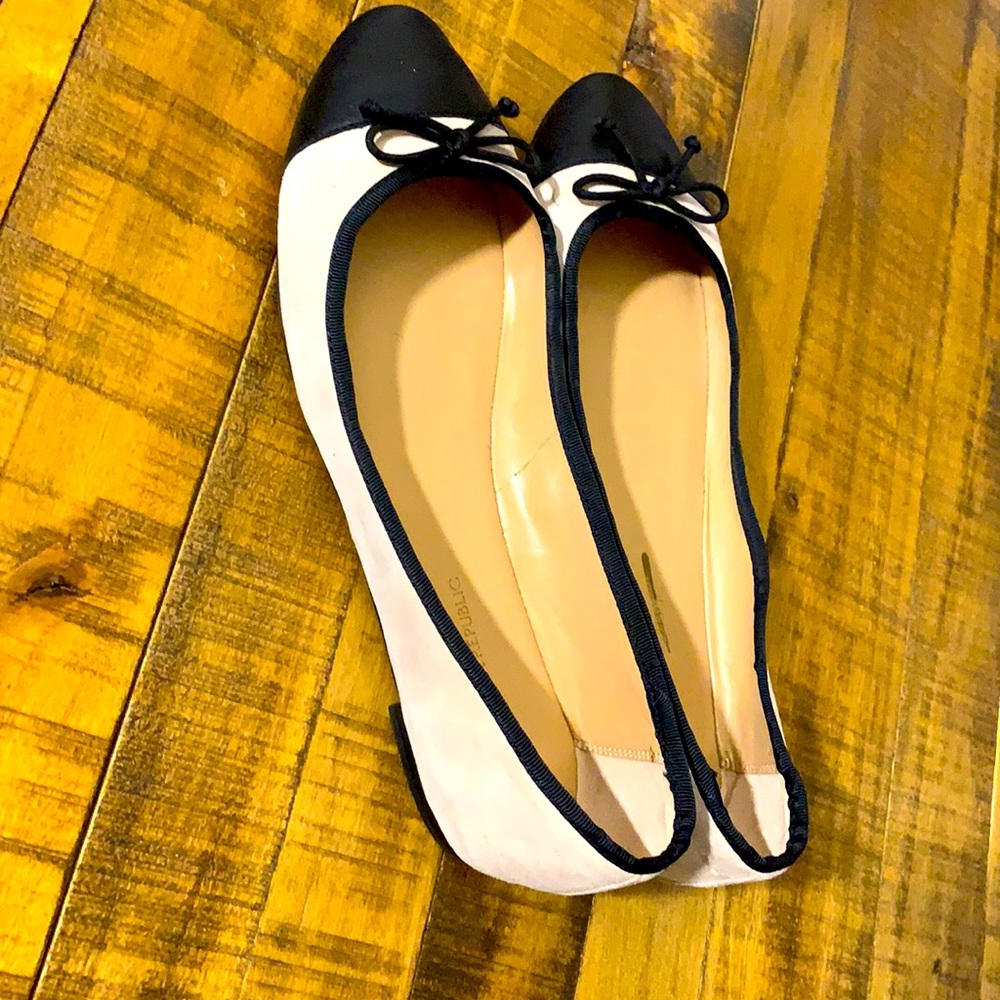 Banana Republic flats, Sz 8.5, Beige/ Black